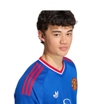 Model Sides look wearing Manchester United Jersey Away